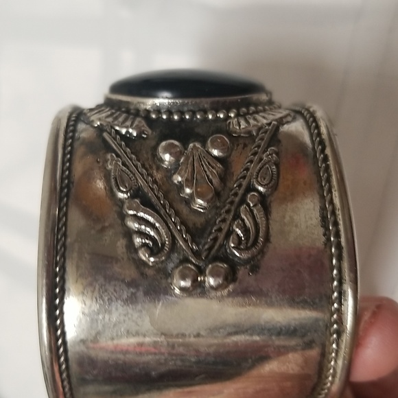 BRACELET, Costume Jewelry, Unknown Black Stone, originally blackened GUC. B4 - Picture 6 of 8